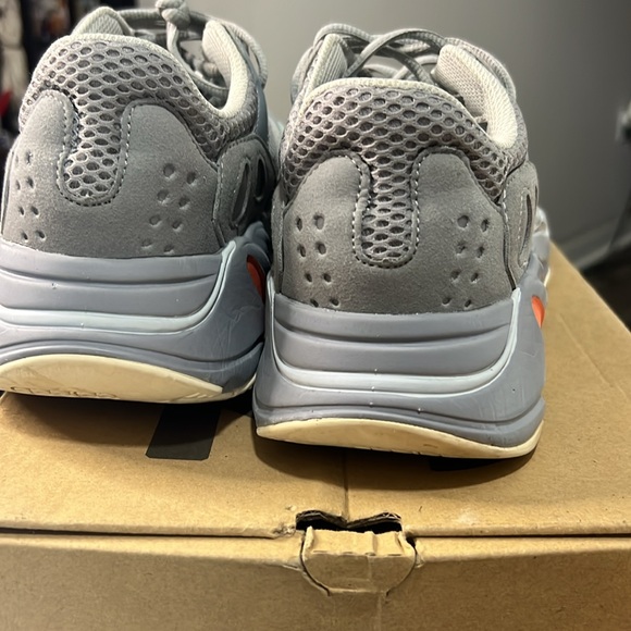 yeezy 700 with replacement  box 8men 9.5w EUC - Picture 3 of 4
